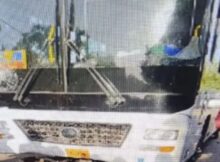 Foto del bus tras el impacto.