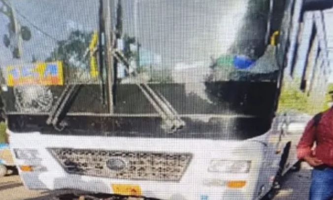 Foto del bus tras el impacto.