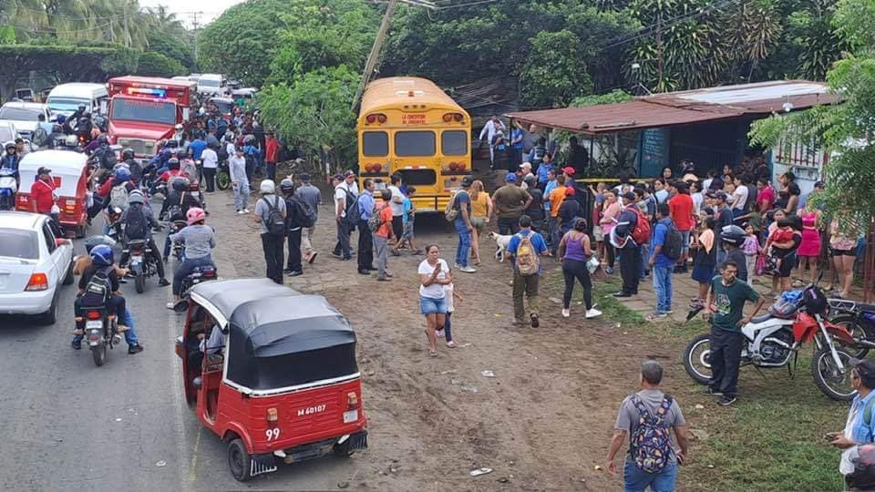 En el fondo el bus amarillo que perdió los frenos.