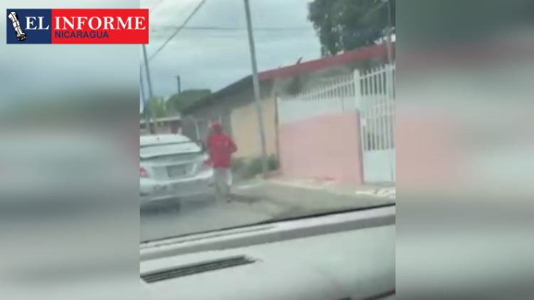 Sujeto captado en video subirse a taxi después de robar un celular frente a la UNI Rupap 