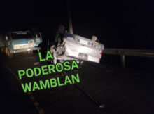 Camioneta volcada tras el accidente.