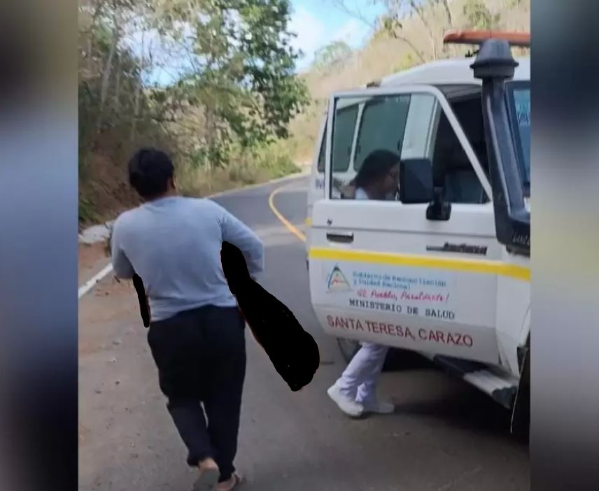 Foto de la menor siendo trasladada.