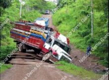 Camión por poco se va a un abismo en Río San Juan.