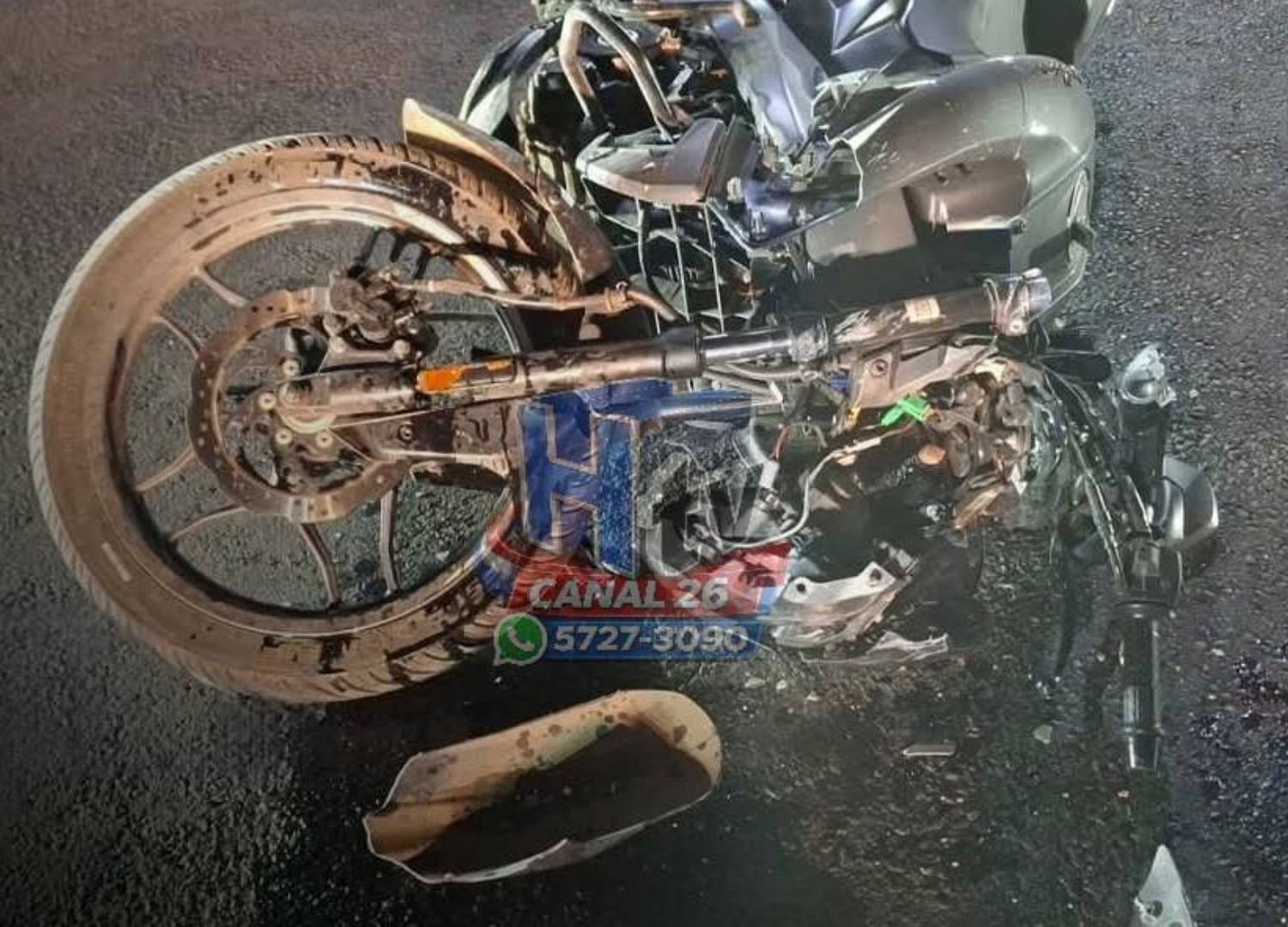 La moto termina destruida.