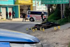 La mujer, quien trabajaba despachando en un bar, fue atacada por sicarios mientras se dirigía a su casa en motocicleta la madrugada de este martes.