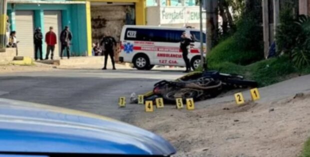 La mujer, quien trabajaba despachando en un bar, fue atacada por sicarios mientras se dirigía a su casa en motocicleta la madrugada de este martes.