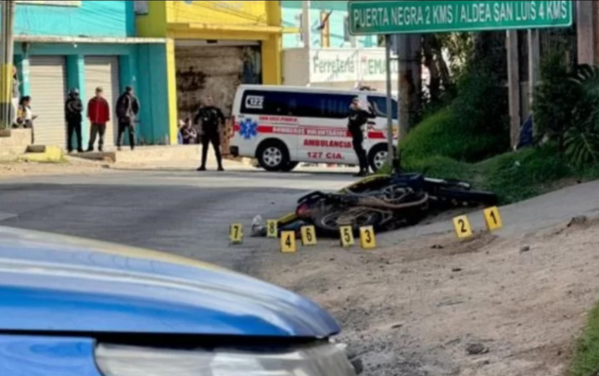 La mujer, quien trabajaba despachando en un bar, fue atacada por sicarios mientras se dirigía a su casa en motocicleta la madrugada de este martes.
