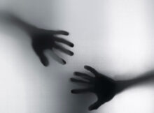 La joven de 26 años fue encontrada en su vivienda horas después de su fallecimiento; dejó un niño en la orfandad.