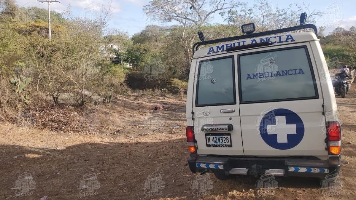 El cadáver de un hombre no identificado fue localizado la mañana de este jueves en un predio baldío de la comunidad Paso Ancho; la Policía Nacional y la técnica canina investigan el crimen.